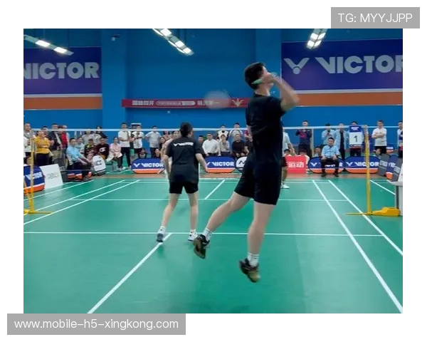 羽毛球双打最后一拍网前互拼定胜负：精彩瞬间，谁能笑到最后？